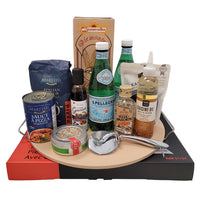 Dolce & Gourmando Panier Cadeau Pizza-À commencer par la pierre à pizza, la farine à pizza, la sauce à pizza, l'assaisonnement à pizza, l'assaisonnement à salade, l'huile d'olive extra vierge, les olives, le glaçage balsamique, le coupe-pizza et bouteilles d'eau San Pellegrino