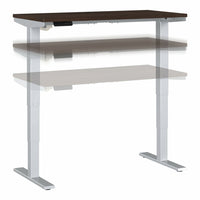 Bureau assis-debout à hauteur réglable 48 po x 24 po Move 40 Series de Bush Business Furniture - noyer noir/gris métallique-Le bureau assis-debout électrique à hauteur réglable est doté d’un piètement motorisé et d’un plateau 48L x 24P avec système de gestion des câbles intégré