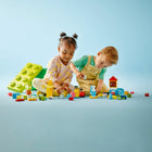 LEGO DUPLO - Classique La boîte de briques de luxe Jouet de construction - 85 pièces-Grâce à un design moderne pour les bâtiments, les personnages et les objets, il est facile pour les parents et les proches de vivre les étapes précieuses du développement des tout-petits pendant qu'ils construisent, créent et imaginent ensemble