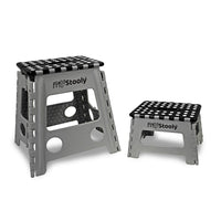 MyStooly – Tabouret-escabeau pliant, noir, paq./2-Le tabouret-escabeau durable se replie facilement pour le rangement et comporte une poignée intégrée pour une portabilité accrue