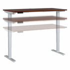 Bureau assis-debout à hauteur réglable 60 po x 30 po Move 40 Series de Bush Business Furniture - cerisier Hansen/gris métallique-Le bureau assis-debout électrique à hauteur réglable est doté d’un piètement motorisé et d’un plateau 60L x 30P avec système de gestion des câbles intégré