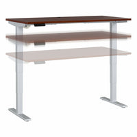 Bureau assis-debout à hauteur réglable 60 po x 30 po Move 40 Series de Bush Business Furniture - cerisier Hansen/gris métallique-Le bureau assis-debout électrique à hauteur réglable est doté d’un piètement motorisé et d’un plateau 60L x 30P avec système de gestion des câbles intégré