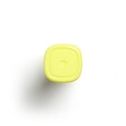 Surligneur à réservoir avec prise, pointe biseautée TRU RED, jaune, paquet de 5 (TR54577)-Le corps « carrond » (carré avec coins arrondis) offre une prise confortable et empêche le marqueur de rouler sur la surface du bureau