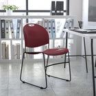 Flash Furniture - Chaise ultra-compacte empilable bourgogne de la série HERCULES avec cadre enduit de poudre noire-Cadre en acier de calibre 15