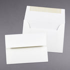 JAM Paper Enveloppes livret Strathmore avec fermeture gommée, fini noir, 4 3/8 x 5 3/4 po, blanc brillant, 1000/pqt-Ouverture : latérale
